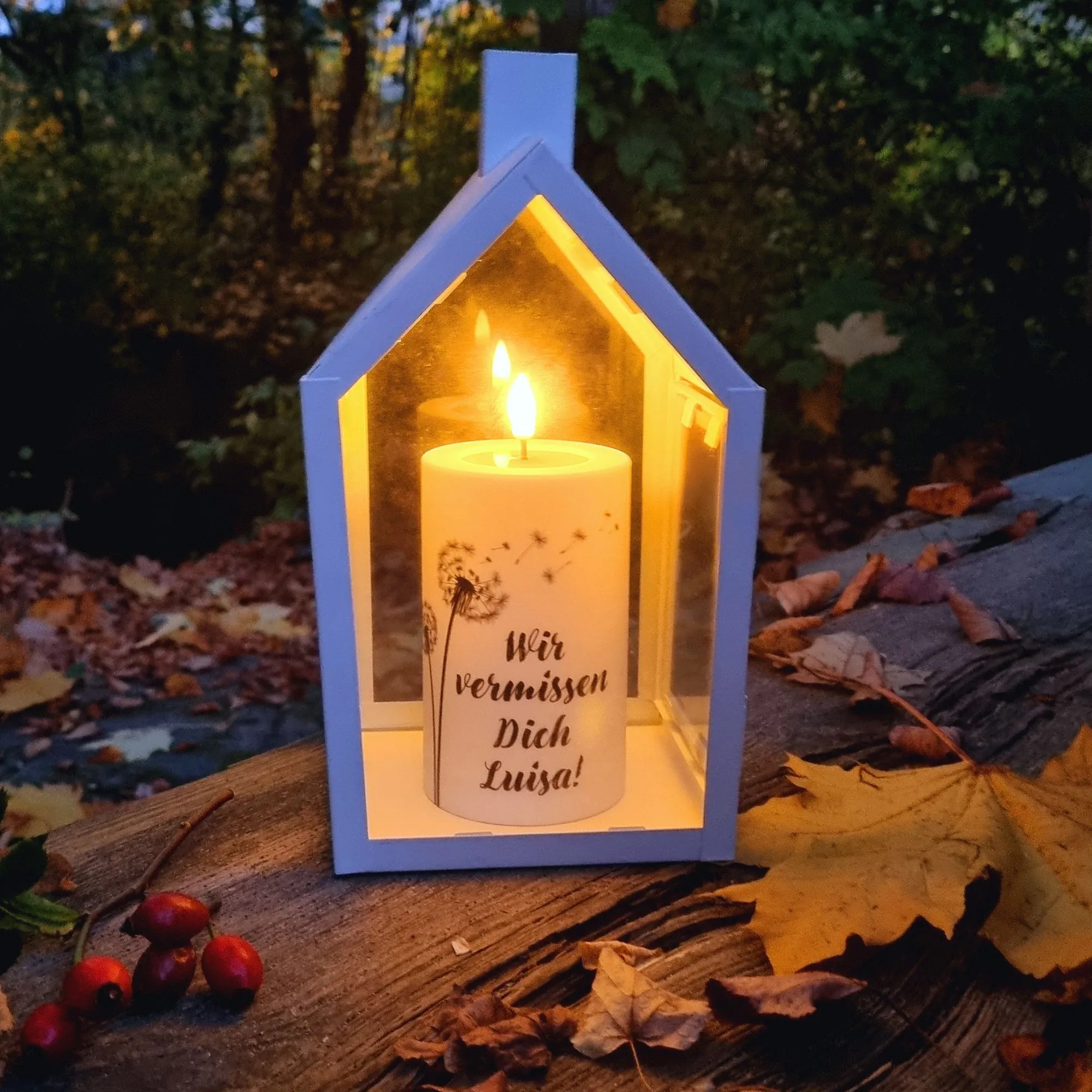 LED Stumpenkerze Weiß Pusteblume "Ich vermisse dich Mama!"