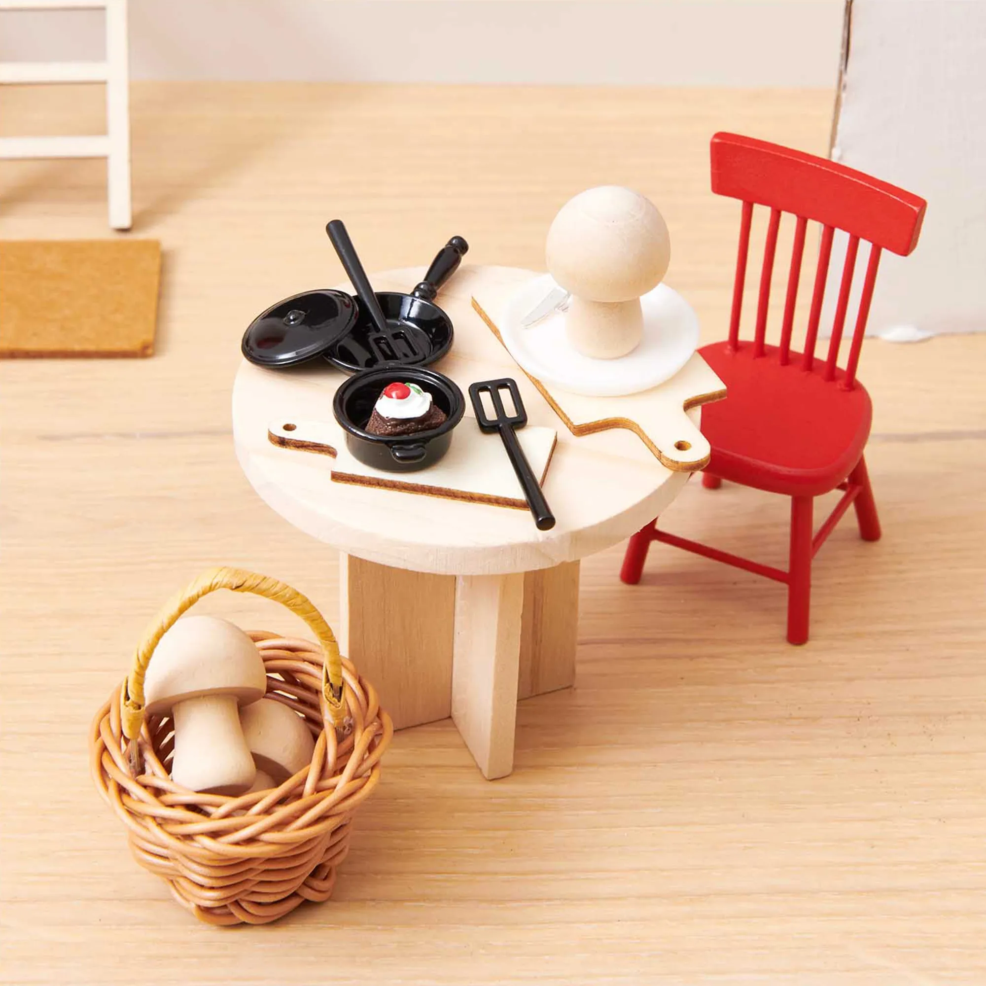 Miniatur "Stuhl in Rot" für die Wichteltür