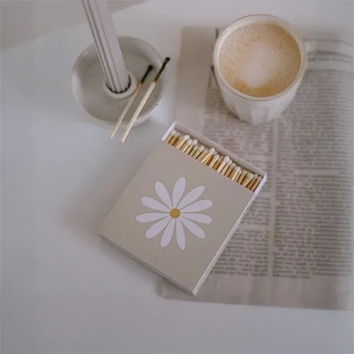 Zigaretten, Zigarettenhülle, Kaffee, Milchschaum, Zeitung