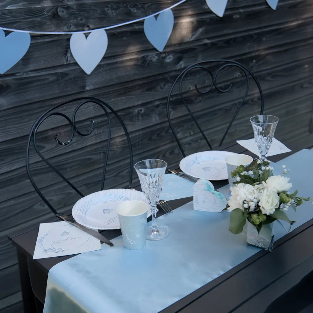 Tischdecke, Tischdekoration, Blumenstrauß, Geschirrset, Koppe-?