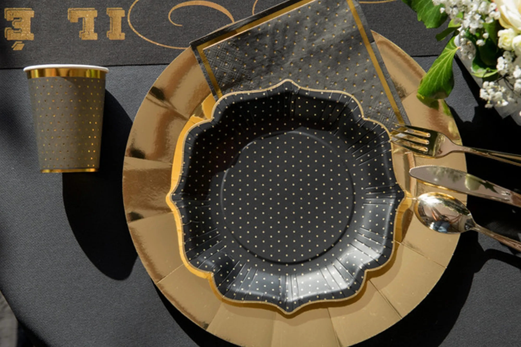 Glamour - 10 Pappbecher Schwarz / goldene Punkte