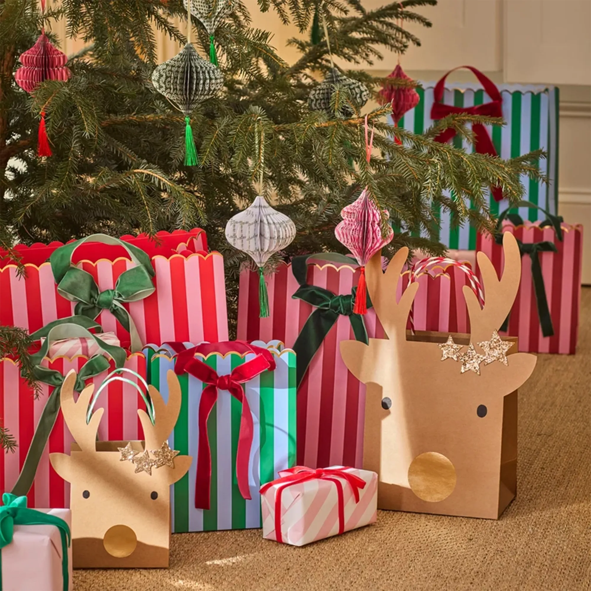weihnachtsbaum, geschenke, papiertragetaschen, deko, rehe