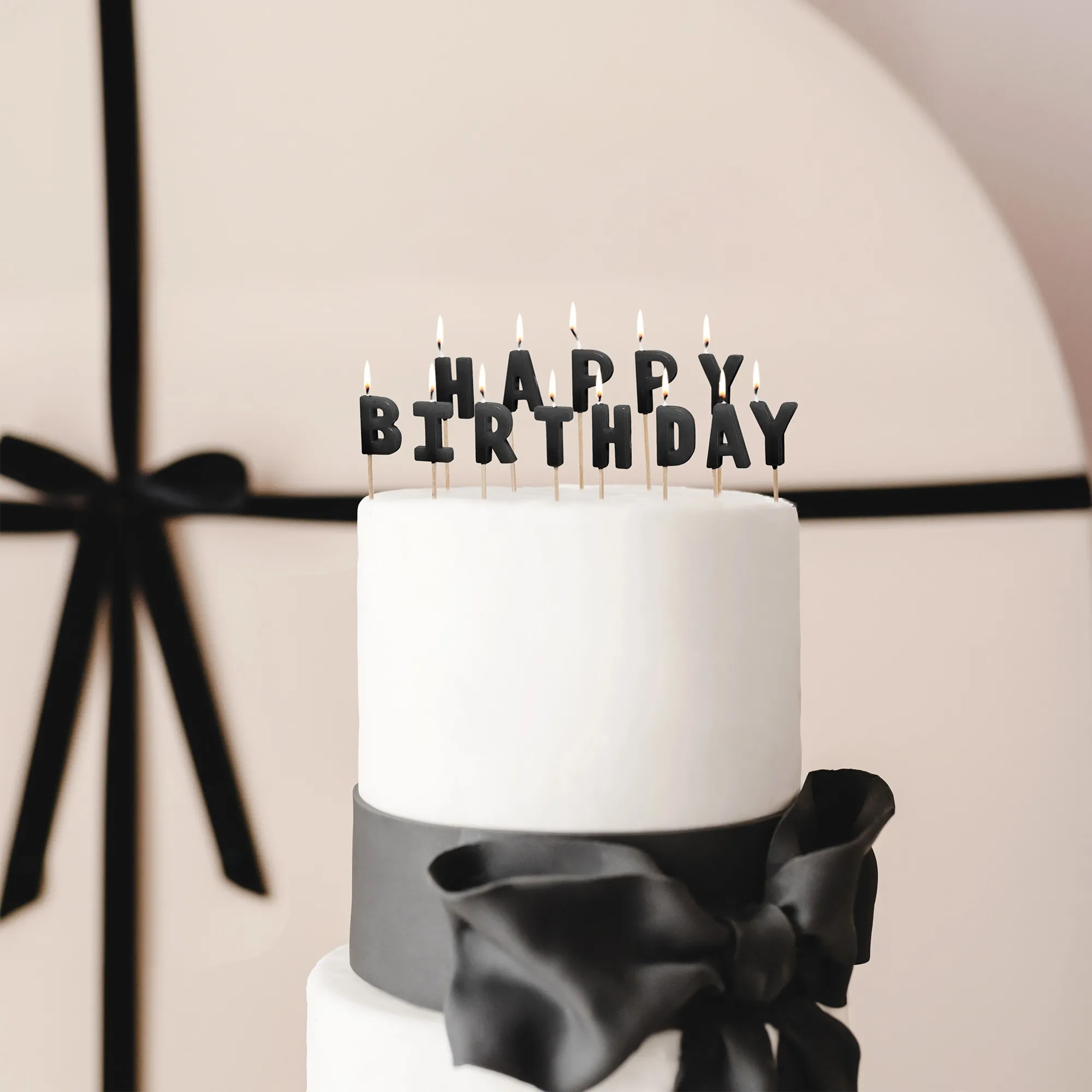  birthday cake, Zweistöckige Torte, weiße Torte, schwarzes Band, Kerzen auf Kuchen