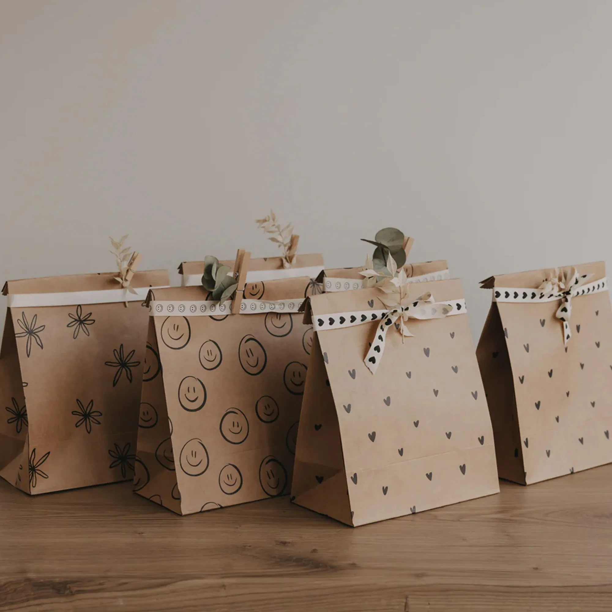 Kraftpapier-Tüten, Geschenktüte, Handgemacht, Klebeband mit Muster, Herzmuster