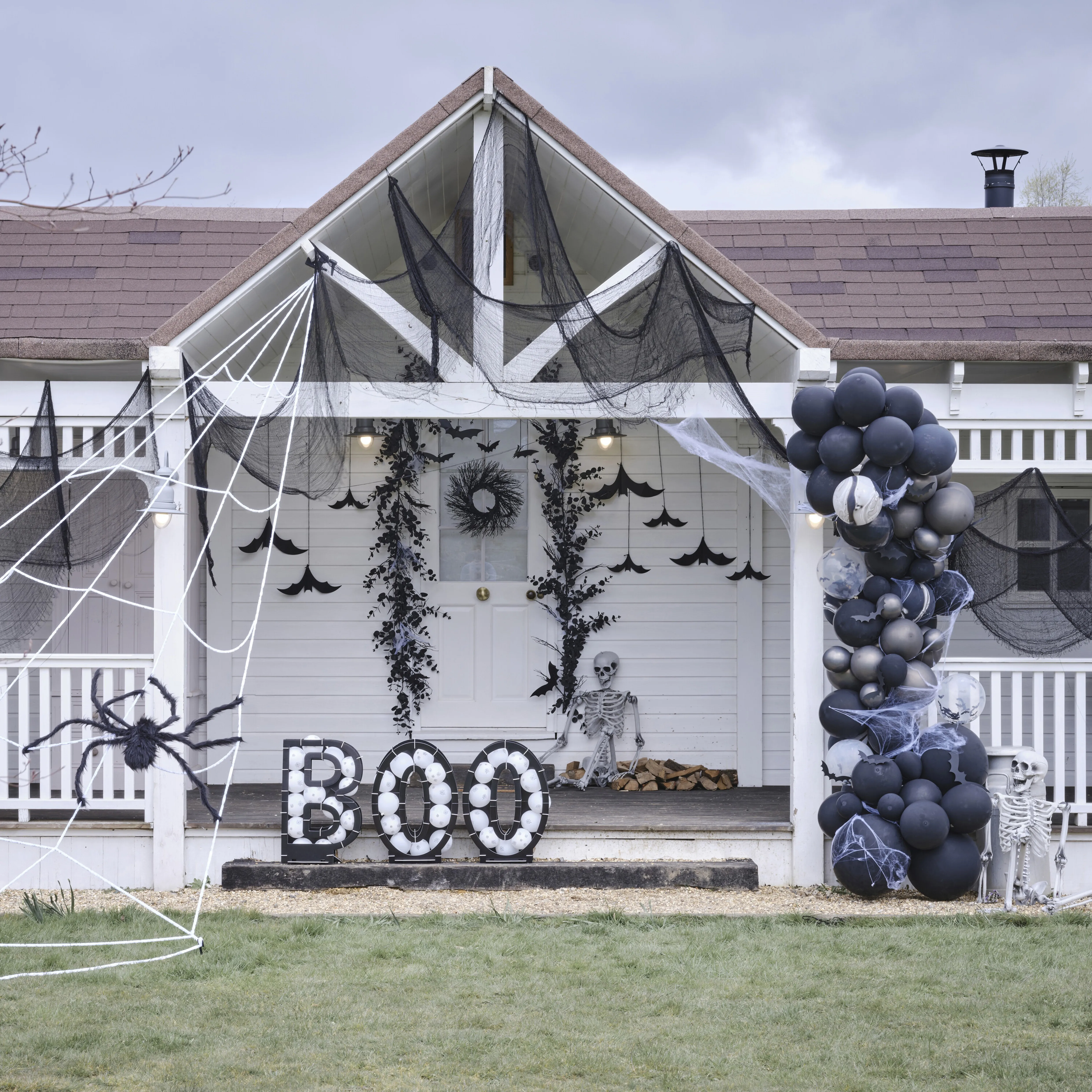 Happy Halloween Ballongirlande mit hängenden Fledermäusen und Spinnenweben