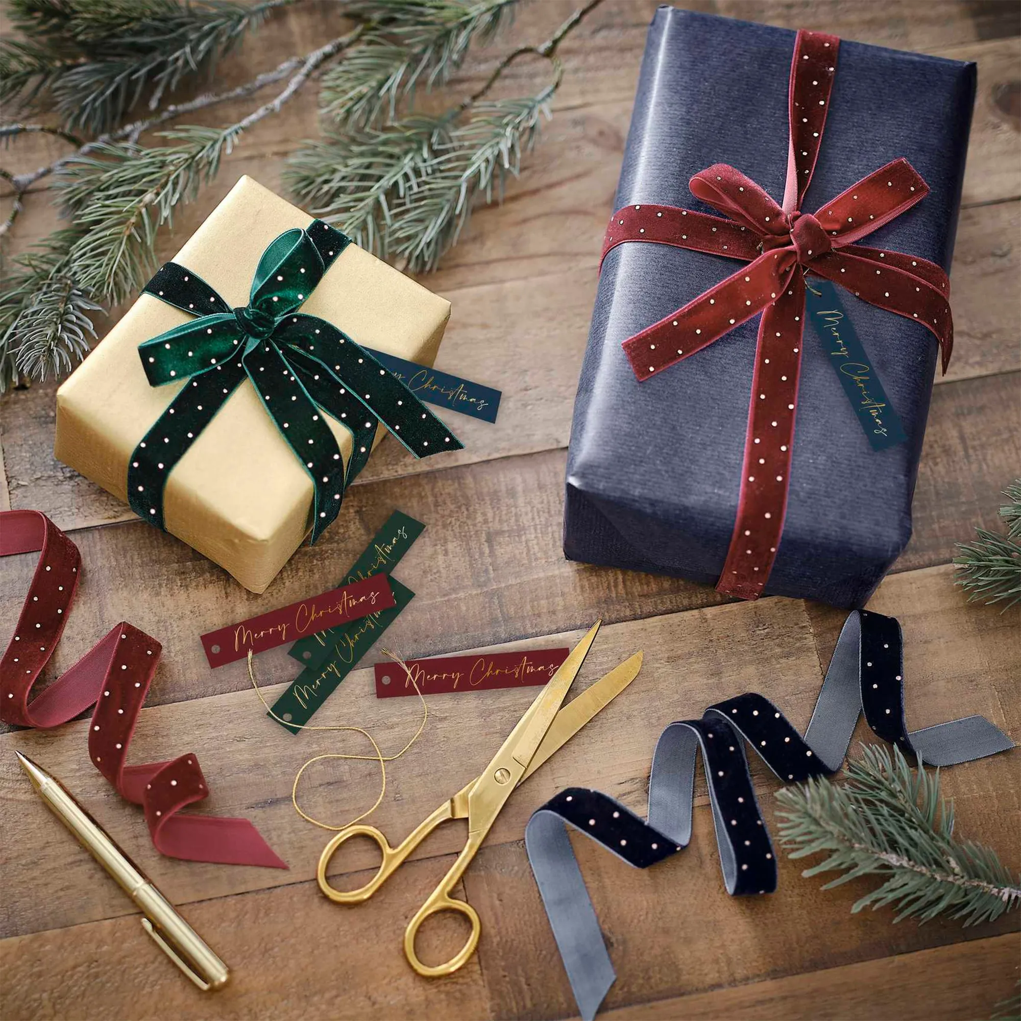 Weihnachtsgeschenkanhänger und Samtband
