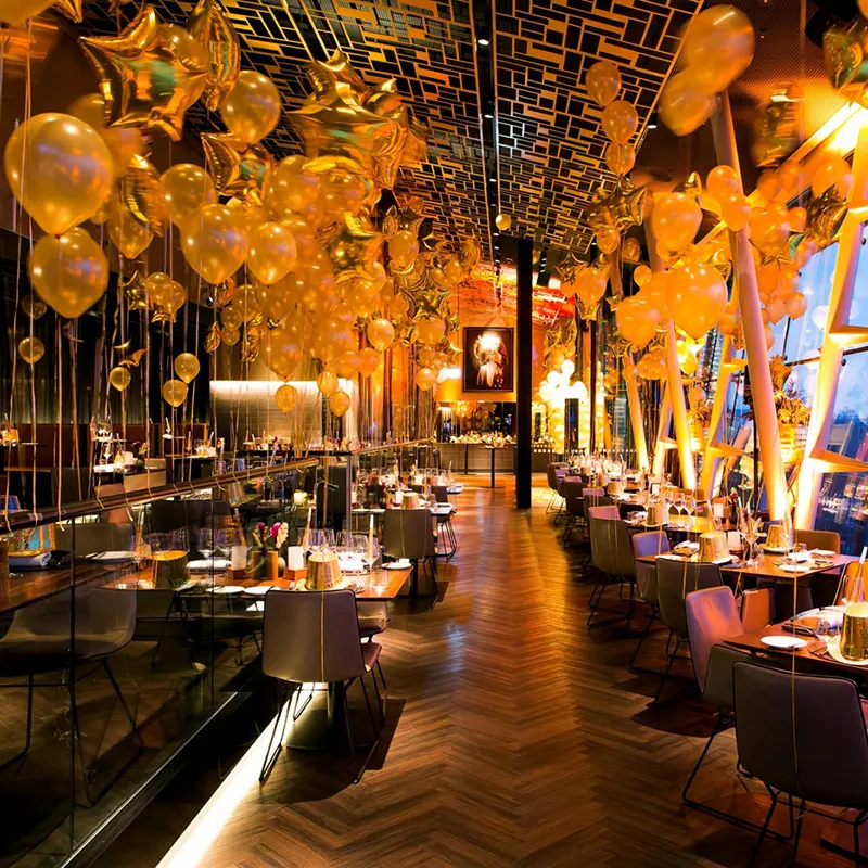 Goldene Ballon- und Raumdekoration im Le Méridien Hamburg