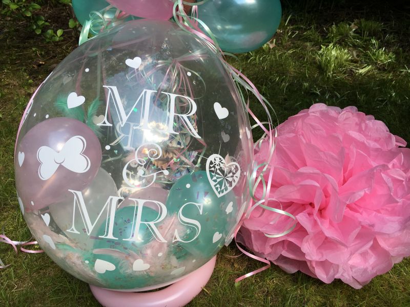 Transparenter Geschenkballon mit kleinen Ballons und einer Mr.-&-Mrs.-Beschriftung