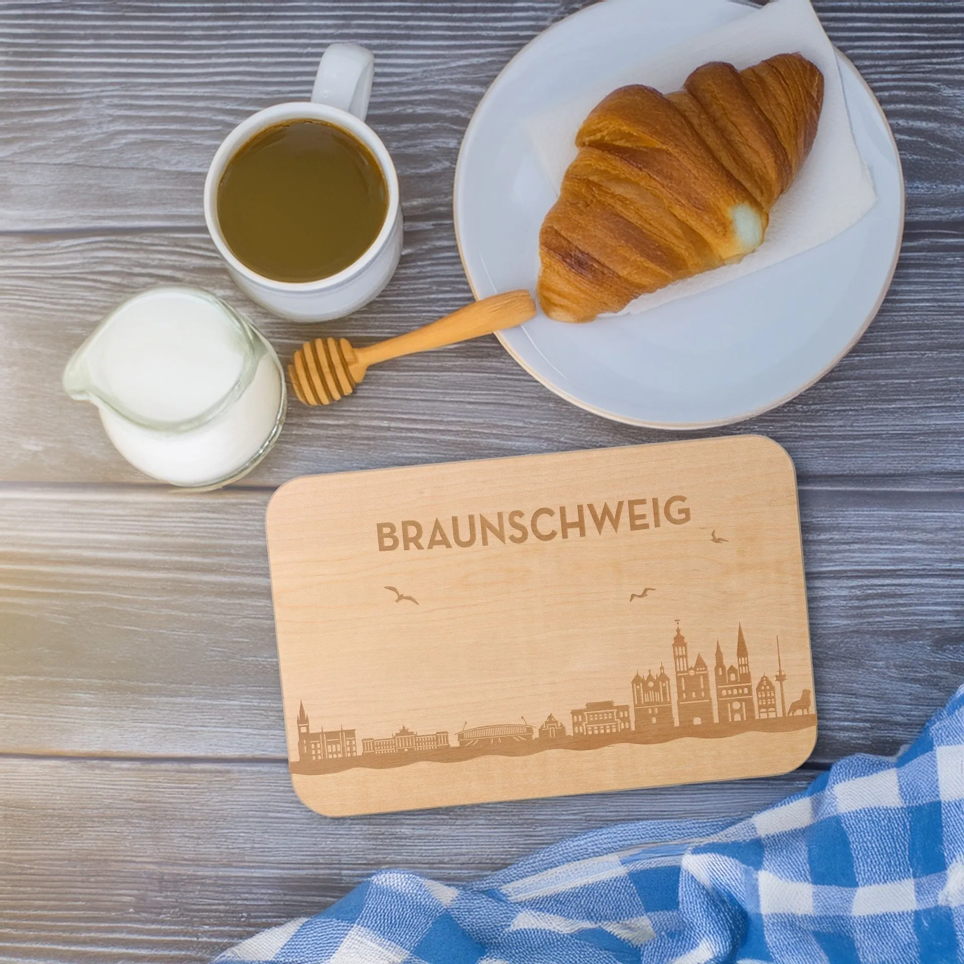 Croissant, Milch, Tee, Holzbrett, Braunschweig