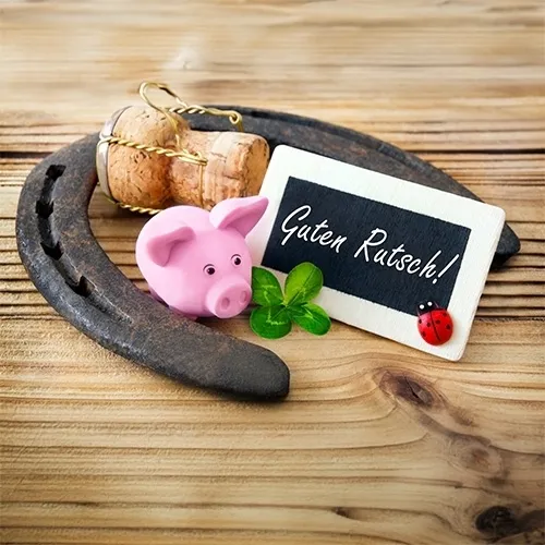 Sparschwein, Hufeisen, Korken, Kleeblatt, Schiefertafel