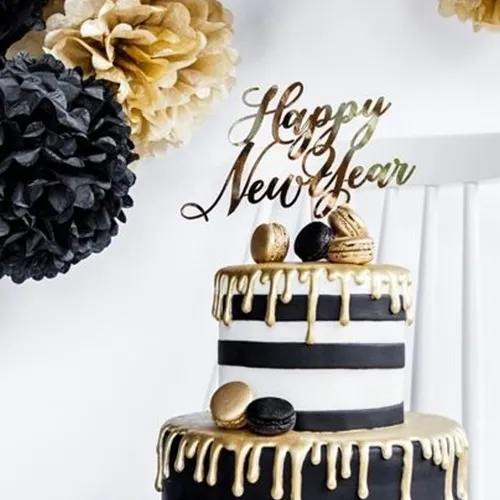 Neujahrs-Kuchen, Drip-Kuchen, Schwarz-Weiß-Kuchen, Makronen, Dekorationen