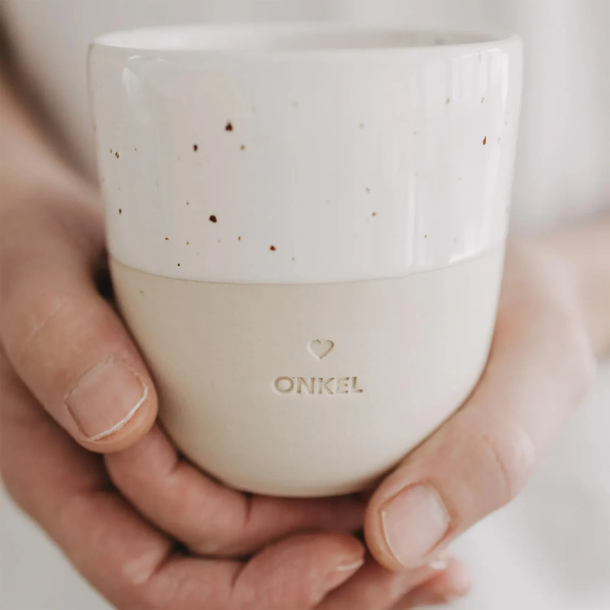 glas, becher, becher, in der hand gehalten, weißer becher mit flecken