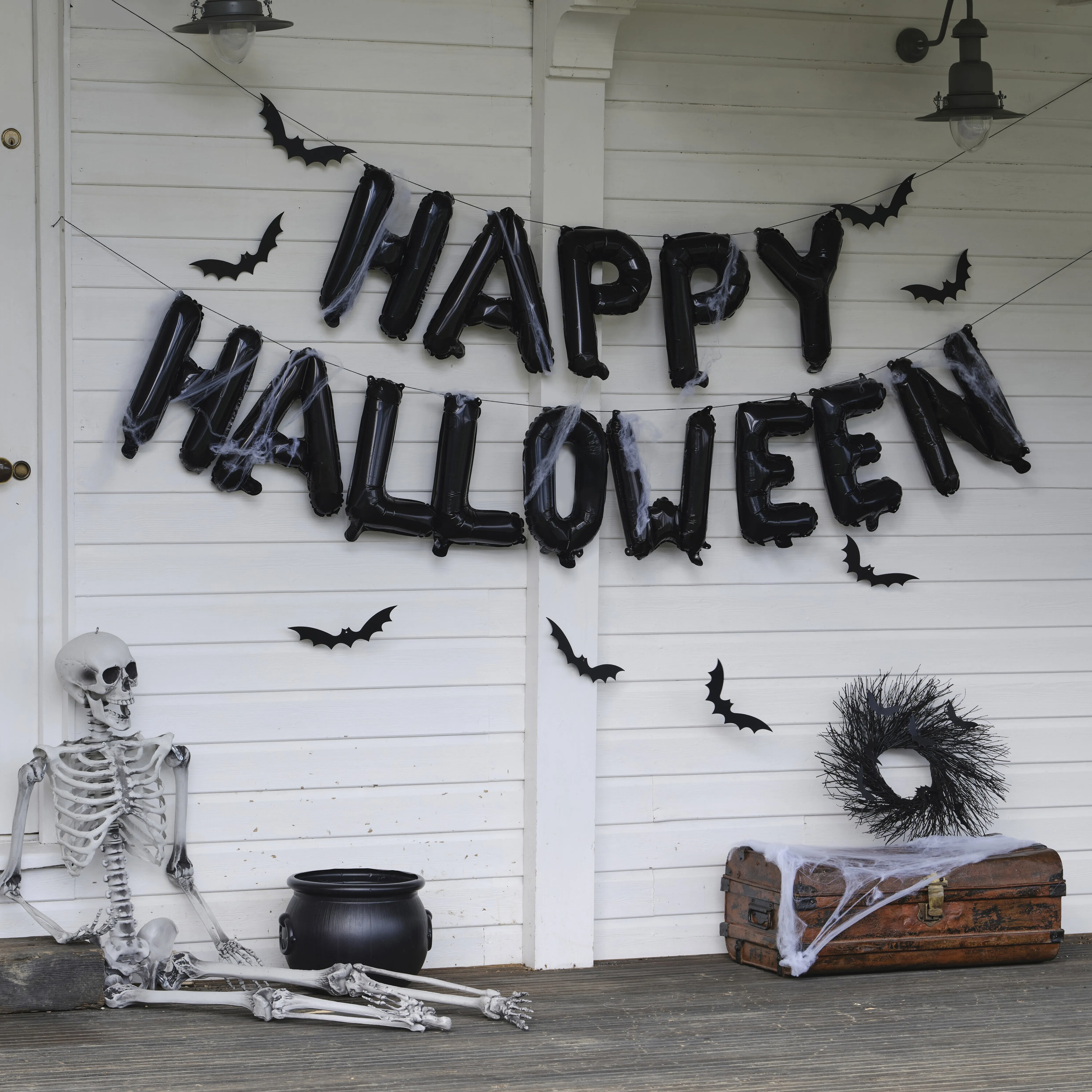 Happy Halloween Ballongirlande mit hängenden Fledermäusen und Spinnenweben