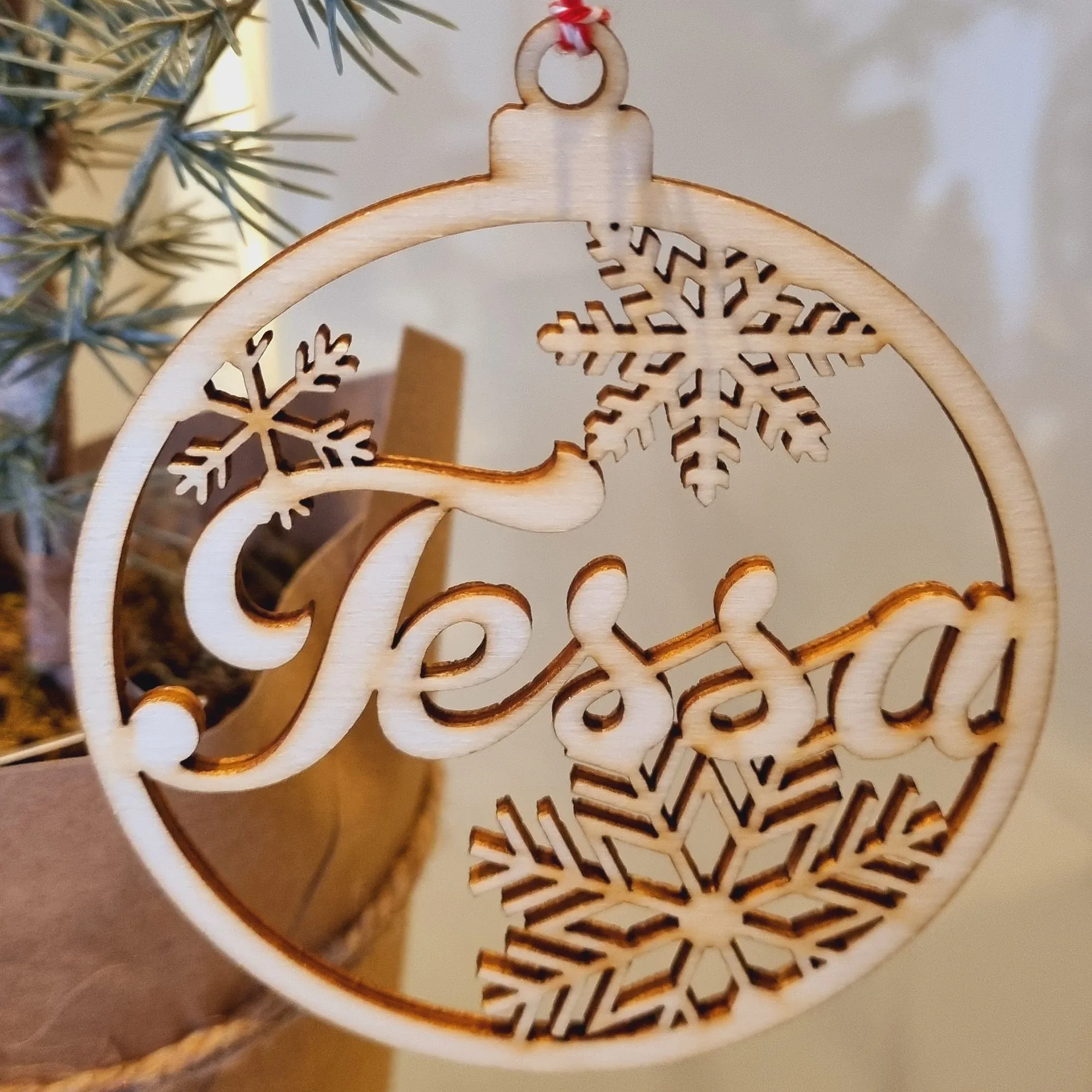 Geschenkanhänger Baumkugel "Name" aus Holz