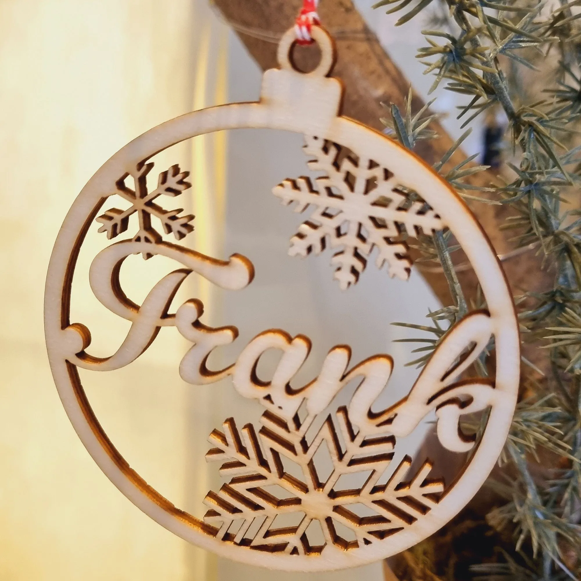 Geschenkanhänger Baumkugel "Name" aus Holz
