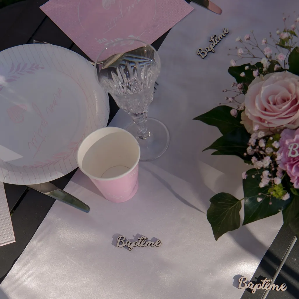 pinkes pappbecher, blumen centerpiece, rose bouquet, glitzerndes konfetti wort, tischdekoration