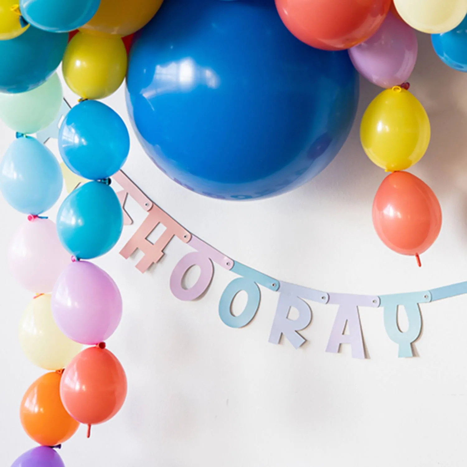 Buchstabengirlande "Hooray Yay" mit Sternen